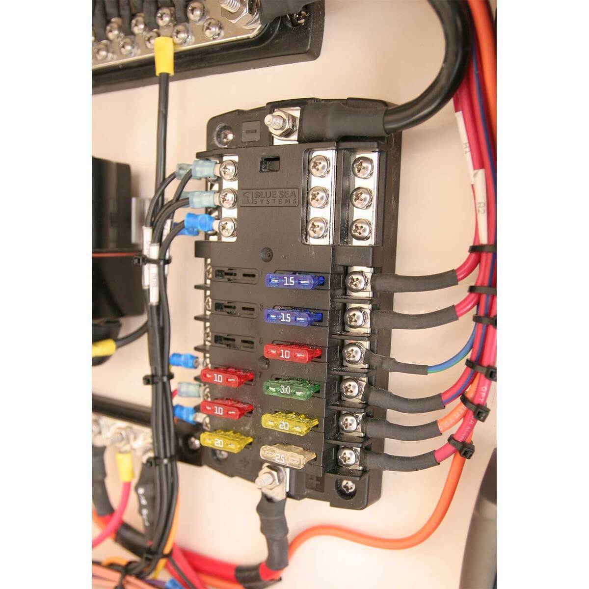 Blue Sea ST Blade Fuse Block Battery Accessory - 12 Circuit with Negative Bus and Cover Blue Sea ST Blade Fuse Block Battery Accessory - 12 Circuit with Negative Bus and Cover