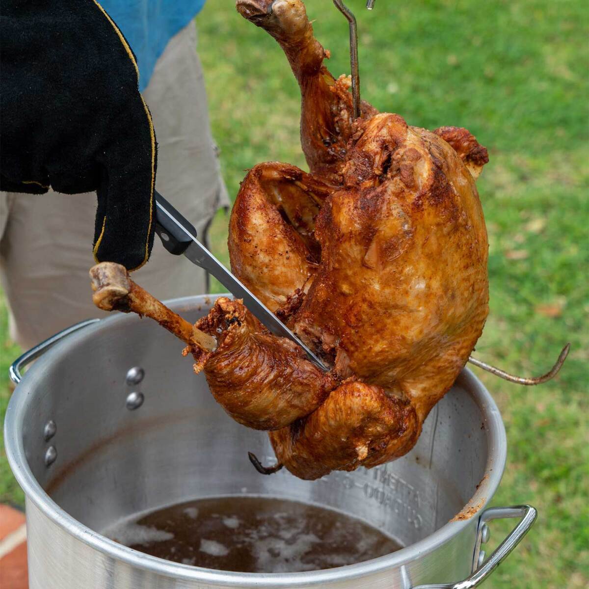 KingKooker 30 Quart Aluminum Turkey Pot with Rack & Hook - Silver 30qt KingKooker 30 Quart Aluminum Turkey Pot with Rack & Hook - Silver 30qt