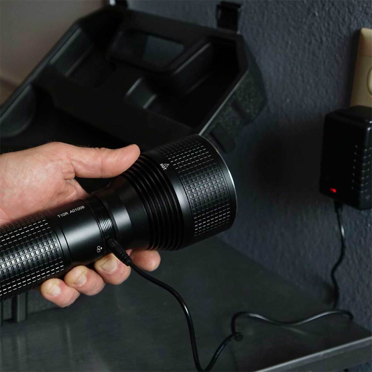 Nite Ize INOVA T10R Rechargeable Tactical Full Size Flashlight + Power Bank - Black Nite Ize INOVA T10R Rechargeable Tactical Full Size Flashlight + Power Bank - Black