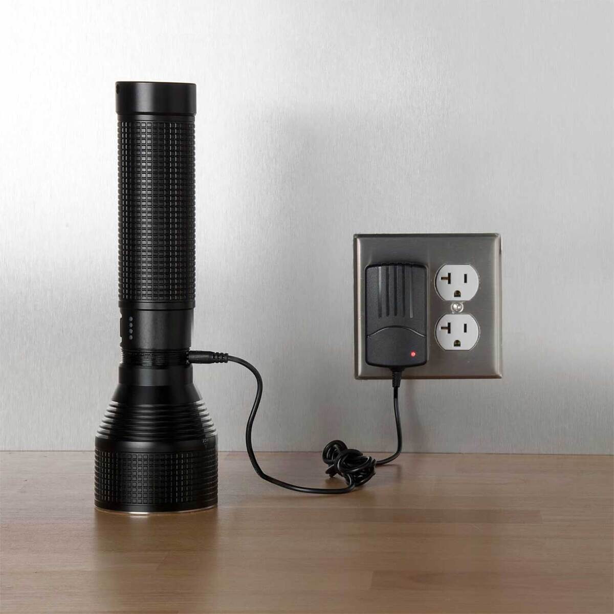 Nite Ize INOVA T10R Rechargeable Tactical Full Size Flashlight + Power Bank - Black Nite Ize INOVA T10R Rechargeable Tactical Full Size Flashlight + Power Bank - Black