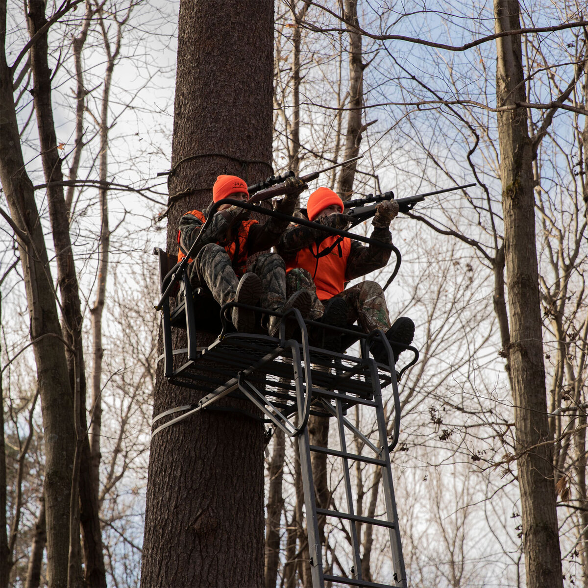 Rivers Edge Lockdown 2-Man 21ft Hang On Treestand - Black Rivers Edge Lockdown 2-Man 21ft Hang On Treestand - Black