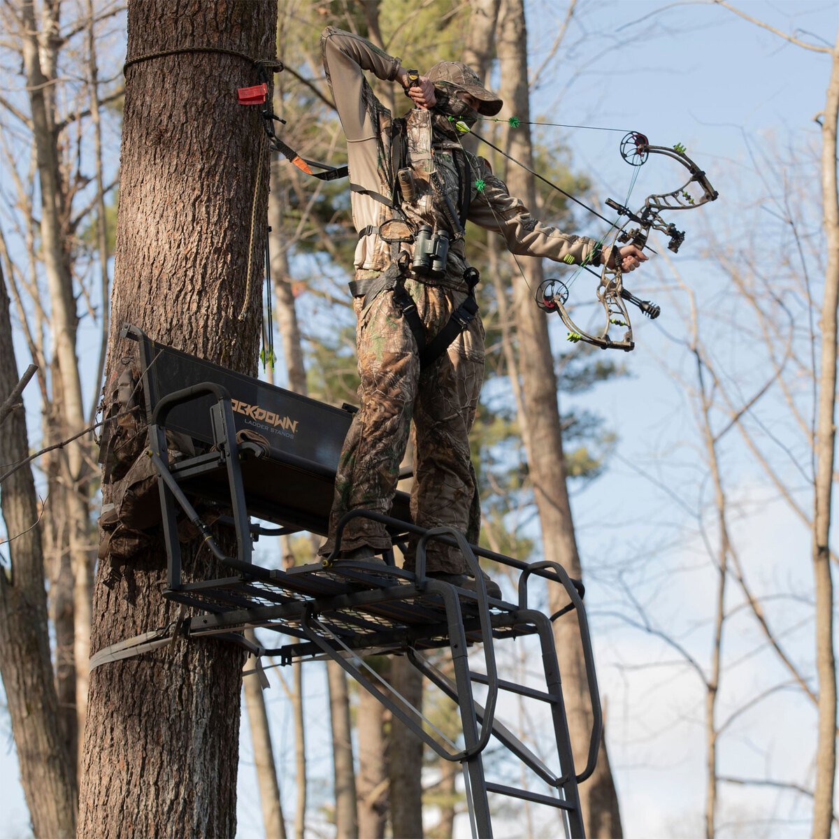 Rivers Edge Lockdown 2-Man Hang On Treestand - Black Rivers Edge Lockdown 2-Man Hang On Treestand - Black